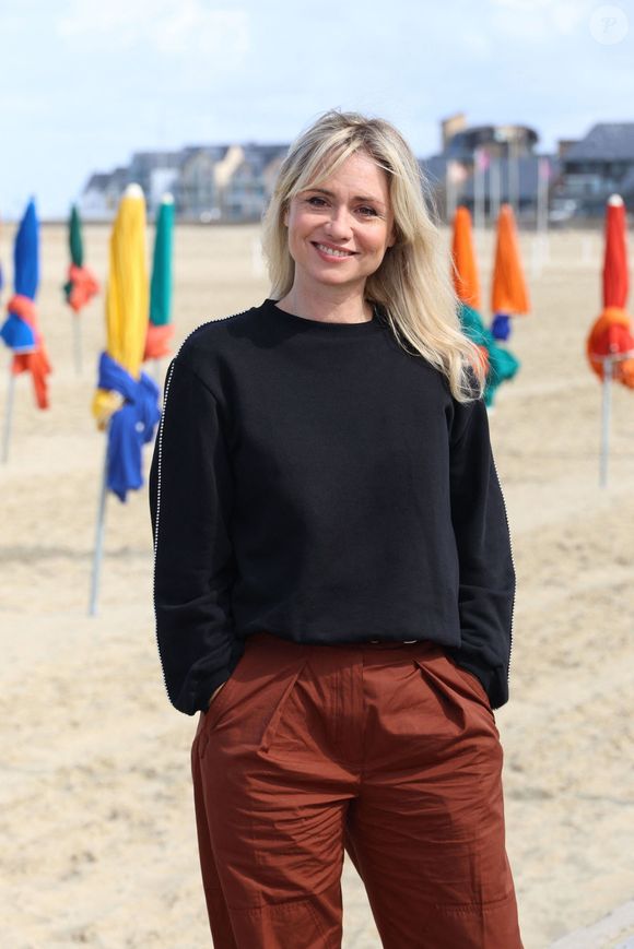 Katell Quillevere lors du photocall des membres du jury lors du 51ème Festival du Cinéma Américain de Deauville le 8 septembre 2025. © Denis Guignebourg/Bestimage