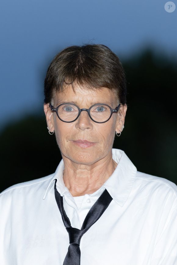Stéphanie mène aujourd’hui une vie discrète, partagée entre son domaine de Fontbonne sur la Côte d’Azur, ses activités familiales et le soin de nombreux animaux recueillis. 

S.A.S. la princesse Stéphanie de Monaco assiste au Gala Fight AIDS Monaco, à la salle des Etoiles du Sporting Monte-Carlo, à Monaco, le 5 juillet 2025. © Olivier Huitel/Pool Monaco/Bestimage