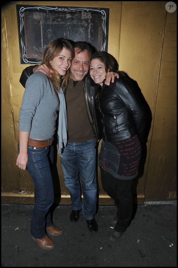 Dounia Coesens, Antoine Coesens (son père) et sa sœur Marie Coesens – cocktail au “Réservoir” à l’occasion de la générale de presse du vidéo-spectacle “Benjy Dotti, One Parodies Show” au Théâtre Le Temple, à Paris.

VEEREN / BESTIMAGE