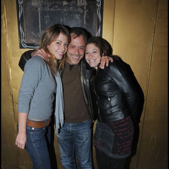 Dounia Coesens, Antoine Coesens (son père) et sa sœur Marie Coesens – cocktail au “Réservoir” à l’occasion de la générale de presse du vidéo-spectacle “Benjy Dotti, One Parodies Show” au Théâtre Le Temple, à Paris.

VEEREN / BESTIMAGE