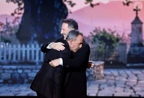 Exclusif - Nikos Aliagas et Arthur lors de l'enregistrement de l'émission "La chanson secrète N°14", présentée par N.Aliagas et diffusée le 26 décembre sur TF1, consacrée à Nikos Aliagas à Paris le 10 décembre 2025. © Jacovides-Moreau/Bestimage