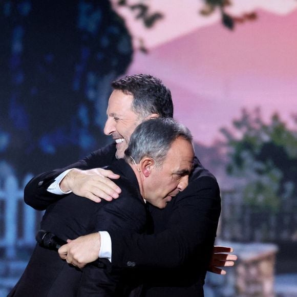 Exclusif - Nikos Aliagas et Arthur lors de l'enregistrement de l'émission "La chanson secrète N°14", présentée par N.Aliagas et diffusée le 26 décembre sur TF1, consacrée à Nikos Aliagas à Paris le 10 décembre 2025. © Jacovides-Moreau/Bestimage