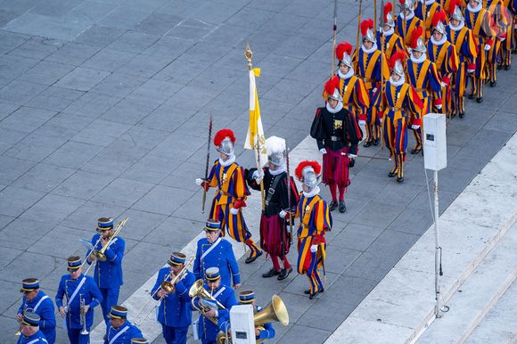 Le pape Léon XIV (Robert Francis Prevost) apparaît pour la première fois au balcon de la basilique Saint-Pierre, quelques minutes après son élection, le 8 mai 2025. Né à Chicago (USA) et d'origine franco-hispano-italienne, le pape Léon XIV est âgé de 69 ans.  © SPP / PsnewZ / Bestimage