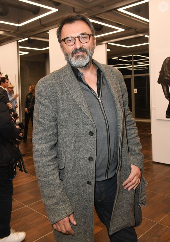 Depuis son retour en 2022, le journaliste a reçu de nombreuses personnalités qui se sont ouvertes à lui comme rarement ailleurs. 

Frédéric Lopez - Vernissage de l'exposition "Quand le masque tombe" de Stéphane de Bourgies sur le toit de la Grande Arche à Paris, le 12 mars 2019. 
© Coadic Guirec/Bestimage