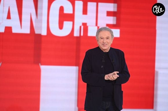 L’animateur de 84 ans y a évoqué ses longues années de télévision, mais aussi la présidentielle de 2027.

Michel Drucker - Enregistrement de l'émission Vivement dimanche au studio Rive gauche, presentée par Michel Drucker . Diffusion sur France 3 le 25/10/2026. © Guillaume Gaffiot / Bestimage