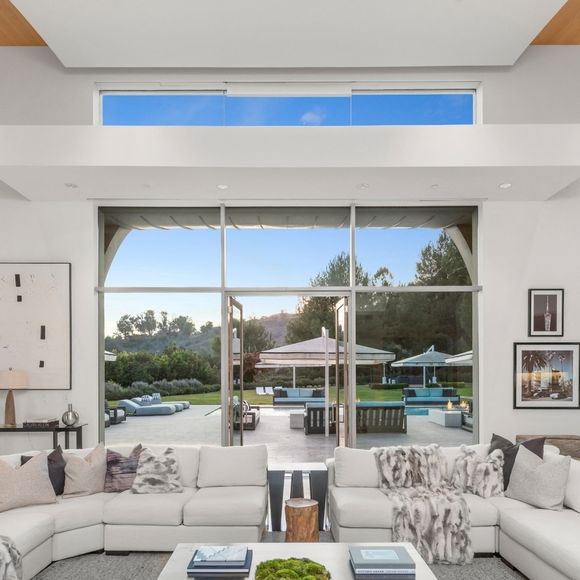 Exclusif - La nouvelle villa de Kanye West à Beverly Hills. Kanye a finalisé l'achat hors marché pour 35 millions de dollars. La propriété de style méditerranéen comprend environ 1900 m2 d'espace habitable, des jardins privés et des vues panoramiques sur la ville. Los Angeles, le 15 décembre 2024.