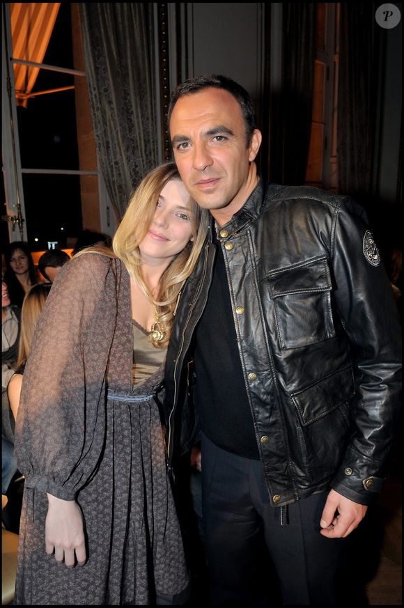 Emma Daumas et Nikos Aliagas lors du défilé "Eva Minge" en 2008. Photo par BestImage