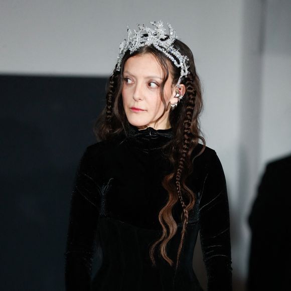 En mars, elle s'était exprimée sur son tempérament, son compagnon actuel et l’équilibre qu’elle a trouvé dans sa vie personnelle.

Camille Lellouche chante des chansons de son dernier album lors du défilé Weinsanto Mode Féminine Prêt-À-Porter Automne/Hiver 2025-2026 lors de la Fashion Week de Paris (PFW), à Paris, France, le 3 mars 2025. © Christophe Clovis/Bestimage