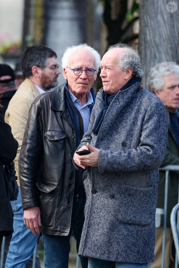 Les réalisateurs Jean-Pierre Dardenne et Luc Dardenne aux arrivées des obsèques d'Emilie Dequenne au cimetière Père Lachaise à Paris, France, le 26 mars 2025. © Dominique Jacovides/Bestimage