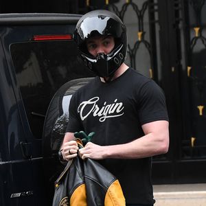 Louis Sarkozy, discret mais présent, a retrouvé ses frères et savouré ce moment en famille, loin de l’agitation médiatique.

Louis Sarkozy - La famille Sarkozy réunie au restaurant du "Four Seasons Hôtel George V" pour l'anniversaire de Giulia Sarkozy (14 ans) à Paris, France, le 19 octobre 2025. Nicolas profite au maximum de ses derniers jours de liberté avant son incarcération à la prison de la Santé mardi 21 octobre. © Bestimage