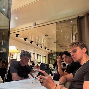 Le groupe a aussi fait escale à Formentera, sous un soleil radieux et des températures au-dessus de 30°C.

Cameron Hallyday partage sa vie sur Instagram.

Compte Instagram de Cameron Hallyday