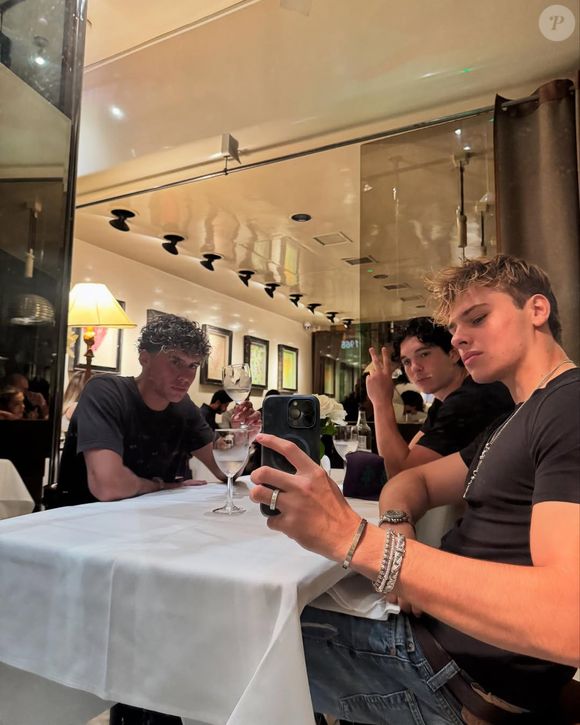 Le groupe a aussi fait escale à Formentera, sous un soleil radieux et des températures au-dessus de 30°C.

Cameron Hallyday partage sa vie sur Instagram.

Compte Instagram de Cameron Hallyday