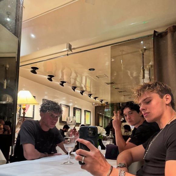 Le groupe a aussi fait escale à Formentera, sous un soleil radieux et des températures au-dessus de 30°C.

Cameron Hallyday partage sa vie sur Instagram.

Compte Instagram de Cameron Hallyday