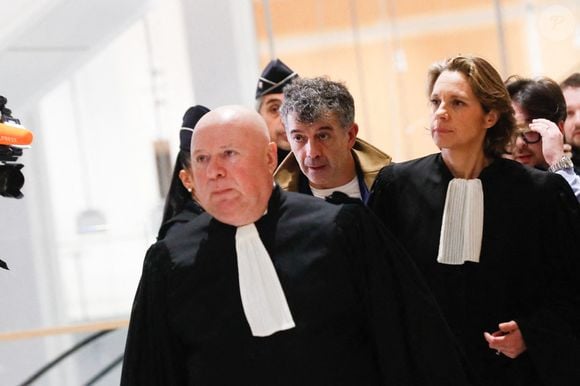 Procès de Stéphane Plaza: l’animateur arrive au tribunal correctionnel de Paris le 9 janvier 2025 avec ses avocats Carlo Alberto Brusa et Hélène Plumet.
Stéphane Plaza est jugé ce jeudi devant le tribunal correctionnel de Paris pour des violences sur deux anciennes compagnes.
L'agent immobilier de 54 ans aurait dû être jugé en août 2024 mais il ne s'était pas présenté à l'audience, en raison, selon sa défense, de « fragilités psychologiques ». Une expertise psychiatrique ordonnée par le tribunal a depuis confirmé qu'il était en état d'être jugé.

© Christophe Clovis / Bestimage