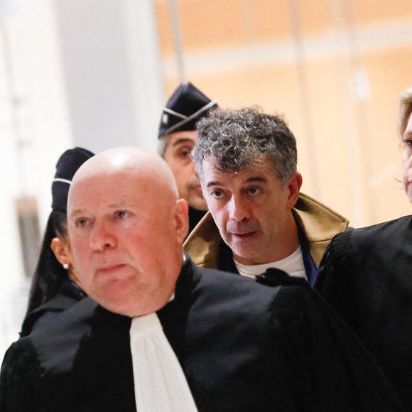 Procès de Stéphane Plaza: l’animateur arrive au tribunal correctionnel de Paris le 9 janvier 2025 avec ses avocats Carlo Alberto Brusa et Hélène Plumet.
Stéphane Plaza est jugé ce jeudi devant le tribunal correctionnel de Paris pour des violences sur deux anciennes compagnes.
L'agent immobilier de 54 ans aurait dû être jugé en août 2024 mais il ne s'était pas présenté à l'audience, en raison, selon sa défense, de « fragilités psychologiques ». Une expertise psychiatrique ordonnée par le tribunal a depuis confirmé qu'il était en état d'être jugé.

© Christophe Clovis / Bestimage