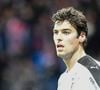 Une "vie en harmonie et en quasi-autarcie, loin d'un football dont il ne suit plus guère l'actualité, hormis les six clubs dans lesquels il a joué (si on compte Lorient)", peut-on également lire
Yoann Gourcuff - Karine Ferri encourage son compagnon Yoann Gourcuff lors du match Psg-Rennes au Parc des Princes à Paris le 6 novembre 2016. (victoire 4-0 du Psg) © Pierre Perusseau/Bestimage
