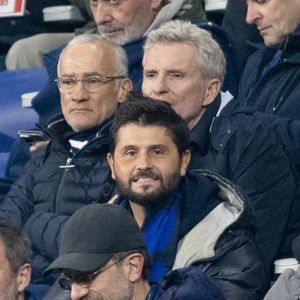 Christophe Beaugrand, Gilles Bouleau et Denis Brogniart - Célébrités dans les tribunes du quart de finale de la Ligue des Nations de l'UEFA 2025 "France - Croatie (2-0 / tab 5-4)" au Stade de France à Saint-Denis le 23 mars 2025. © Cyril Moreau/Bestimage