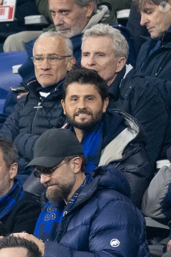 Christophe Beaugrand, Gilles Bouleau et Denis Brogniart - Célébrités dans les tribunes du quart de finale de la Ligue des Nations de l'UEFA 2025 "France - Croatie (2-0 / tab 5-4)" au Stade de France à Saint-Denis le 23 mars 2025. © Cyril Moreau/Bestimage