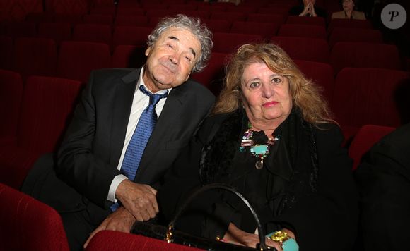 Pierre Perret et sa femme Rebecca - Représentation de la pièce de théâtre "Les Grandes Filles" au Théâtre Montparnasse en soutien à l'APREC (l'Alliance Pour la Recherche en Cancérologie) à Paris, le 31 mars 2015. © Denis Guignebourg / Bestimage