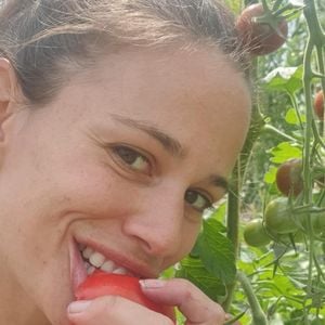Lucie Lucas dans son petit village breton de Plorec