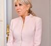 Brigitte Macron avait choisi une robe Louis Vuitton ajustée à la taille et des escarpins rose poudré de la même maison.

La Première dame Brigitte Macro avant l'accueille du roi et la reine de Jordanie au palais présidentiel de l'Élysée à Paris, France, le 17 septembre 2026. © Christian Liewig/Bestimage