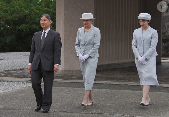 Les femmes n'ont pas l'autorisation de pouvoir prendre place sur le trône. 

L'empereur du Japon Naruhito, l'impératrice Masako et la princesse Aiko commémorent le 80ème anniversaire de la bataille d'Okinawa au parc de la paix à Itoman, le 4 juin 2025. © Aflo / Bestimage