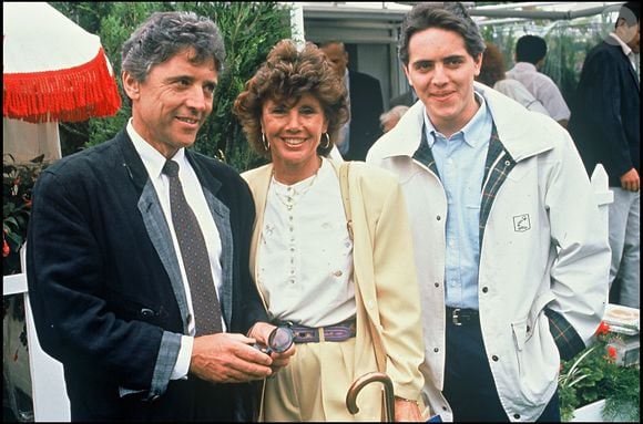 Elle a ainsi rendu son dernier souffle 20 ans après son mari

Archives - Sacha Distel avec sa femme Francine et leur fils Julien à Roland-Garros.