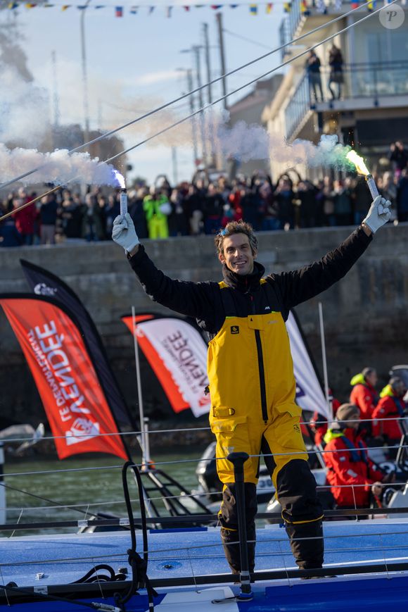 Le skipper de Macif Charlie Dalin remporte la dixième édition du tour du monde en solitaire Vendée Globe en pulvérisant le record de l’épreuve en 64 jours, 19 heures 22 minutes et 49 secondes aux Sables-d'Olonne, France, le 14 janvier 2025. © Alexis Courcoux/Psnewz/Bestimage