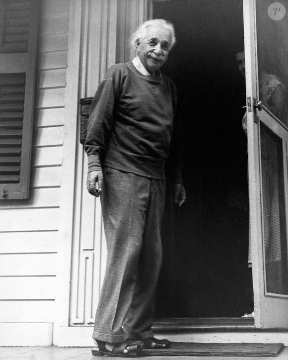 Le texte montre que la curiosité, la créativité et les passions personnelles peuvent être aussi importantes que les études académiques.

15 sept. 1950 - Princeton, NJ, USA - Le physicien Albert Einstein à la porte de sa maison à Princeton, New Jersey. Le professeur Einstein dit au revoir au photographe et disparaît à nouveau dans sa confortable maison. Sa tenue préférée est un coupe-vent et des sandales.  (Crédit photo : © KEYSTONE Pictures USA)