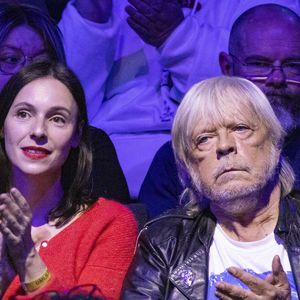 Sa fille Lolita... 

Exclusif - Renaud et sa fille Lolita Séchan - Enregistrement de l'émission "Joyeux anniversaire Renaud" au Dôme de Paris, diffusée le 10 mai sur France 2
© Cyril Moreau / Bestimage