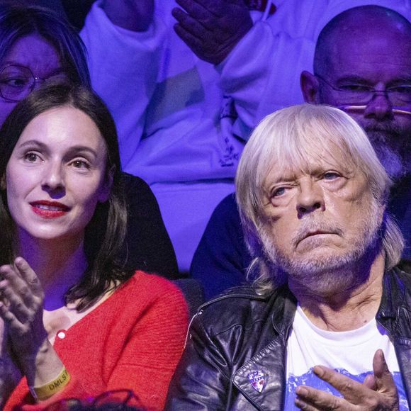 Sa fille Lolita... 

Exclusif - Renaud et sa fille Lolita Séchan - Enregistrement de l'émission "Joyeux anniversaire Renaud" au Dôme de Paris, diffusée le 10 mai sur France 2
© Cyril Moreau / Bestimage