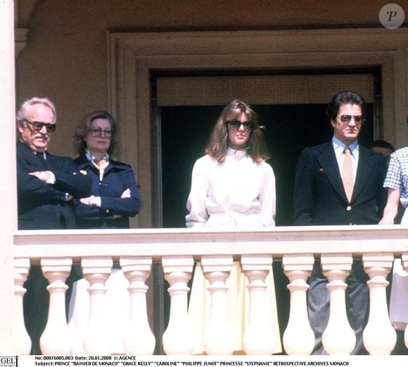 Archives - Première apparition officielle de Philippe Junot avec la famille de Monaco - Le prince Rainier de Monaco, Grace Kelly aux côtés de Caroline et Stéfanie de Monaco.