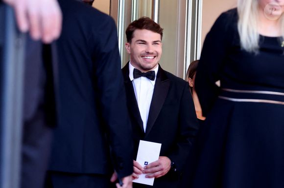 Antoine Dupont - Antoine Dupont et sa compagne Iris Mittenaere se retrouvent sur les marches du film " Dossier 137 " lors du 78ème Festival International du Film de Cannes le 15 mai 2025.

© Jacovides / Moreau / Bestimage