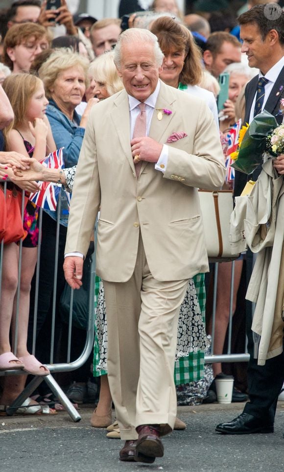 Le roi Charles III d'Angleterre et Camilla Parker Bowles, reine consort d'Angleterre, rencontrent le public à Newmarket, Royaume Uni, le 22 juillet 2025, lors de leur visite du National Stud et des salles du Jockey Club. © Tayfun Salci/ZUMA Press Wire / BestimageBestimage