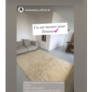"Depuis longtemps j'avais envie d'un tapis berbère. Souhait enfin réalisé. Celui-ci est entièrement fait à la main", a-t-elle commenté une photo de son intérieur désormais agrémenté de cet immense tapis qui recouvre une bonne partie de son sol.
Tatiana Silva dévoile son intérieur sur Instagram