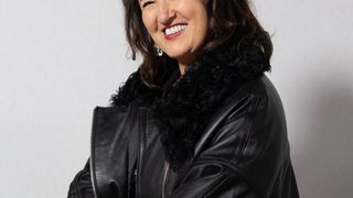 Anne Roumanoff change de style pour le défilé Vaillant, la marque de sa fille, à la Fashion Week de Paris, aux côtés de Louane, Iris Mittenaere et Carla Ginola