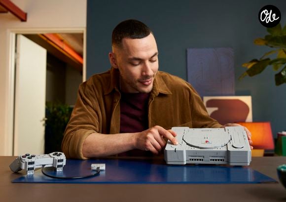 Selon la direction, aucun algorithme ne peut reproduire l'intuition et la connexion émotionnelle qu'un enfant entretient avec une brique lors de sa phase de jeu. 

LEGO a dévoilé un set reproduisant la console de jeux vidéo Sony PlayStation originale, incluant la manette emblématique. Photo fournie par JLPPA