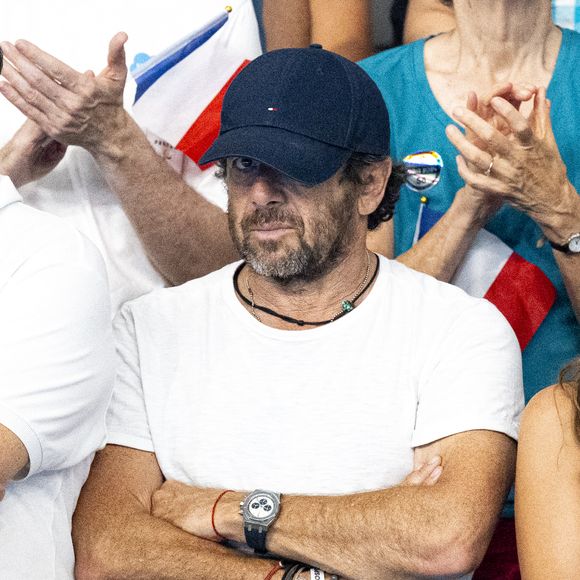 Patrick Bruel et son amie Clémence assistent aux épreuves de natation lors des Jeux Olympiques de Paris 2024 (JO) à La Défense Arena à Nanterre le 2 aout 2024. © Perusseau-Jacovides/Bestimage