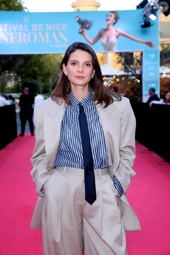 Convaincue que le cinéma pouvait attendre et qu'il lui faudrait vivre d'autres expériences de vie, elle s'est lancée dans des études secondaires en parallèle à ses premiers rôles...

Joséphine Japy pour le film "Qui brille au combat", durant la 7eme édition du Festival Cinéroman à Nice, au cinéma Pathé gare du Sud, lors de la seconde soirée le 30 septembre 2025. Crédit Bebert-Jacovides/Bestimage