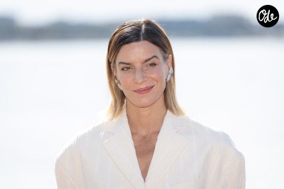 Elle avait déjà fait des apparitions dans d'autres séries par le passé.

Fauve Hautot participe à la séance photo « Rien Ne T'Efface » dans le cadre du 8e Festival international de Canneseries, à la Plage du Majestic, le 28 avril 2025 à Cannes, en France. Photo : Shootpix/ABACAPRESS.COM