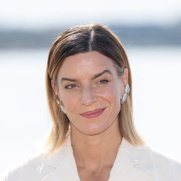 Elle avait déjà fait des apparitions dans d'autres séries par le passé.

Fauve Hautot participe à la séance photo « Rien Ne T'Efface » dans le cadre du 8e Festival international de Canneseries, à la Plage du Majestic, le 28 avril 2025 à Cannes, en France. Photo : Shootpix/ABACAPRESS.COM