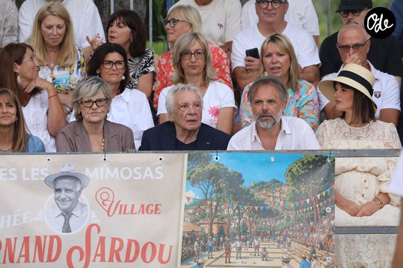 Michel Sardou et sa femme Anne-Marie Périer, Romain Sardou et sa compagne Kym Thiriot enceinte - Michel Sardou rend hommage à son père en famille lors du premier trophée de pétanque "Fernand Sardou" à Bormes-les-Mimosas le 29 mai 2026.  
© Franz Chavaroche/Bestimage