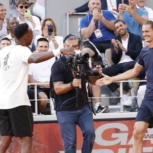 Pour célébrer l'immense carrière du joueur adoré du public, une soirée d'adieu exceptionnelle a enflammé le court Philippe-Chatrier ce jeudi.

Gaël Monfils, Alexander Zverev - Soirée "Gael & Friends" à Roland Garros sur le court Philippe Chatrierà Paris le 21 mai 2026. © Marc Ausset-Lacroix/Bestimage