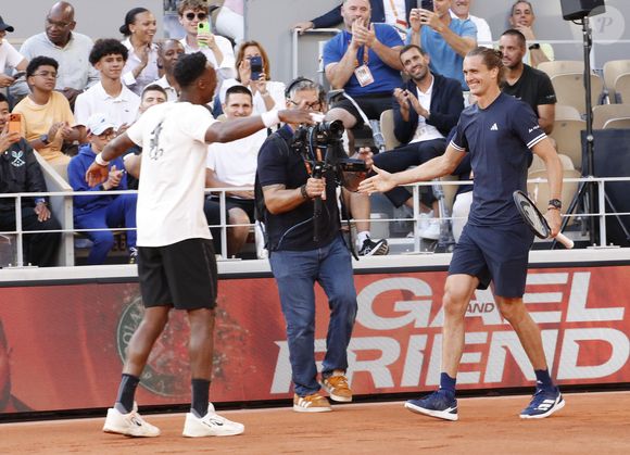 Pour célébrer l'immense carrière du joueur adoré du public, une soirée d'adieu exceptionnelle a enflammé le court Philippe-Chatrier ce jeudi.

Gaël Monfils, Alexander Zverev - Soirée "Gael & Friends" à Roland Garros sur le court Philippe Chatrierà Paris le 21 mai 2026. © Marc Ausset-Lacroix/Bestimage