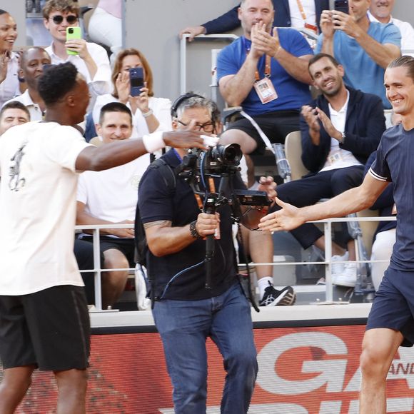 Pour célébrer l'immense carrière du joueur adoré du public, une soirée d'adieu exceptionnelle a enflammé le court Philippe-Chatrier ce jeudi.

Gaël Monfils, Alexander Zverev - Soirée "Gael & Friends" à Roland Garros sur le court Philippe Chatrierà Paris le 21 mai 2026. © Marc Ausset-Lacroix/Bestimage