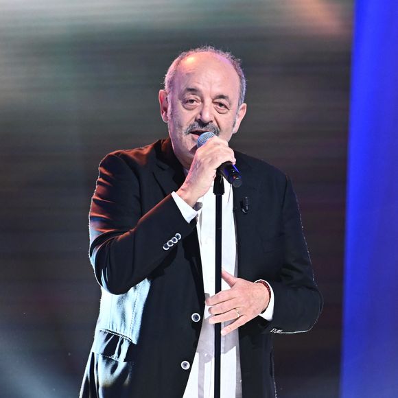 En effet, Louis Chedid sera lui aussi de la partie.

Exclusif - Louis Chedid lors de l'enregistrement de l'émission Vivement dimanche au studio Rive Gauche, presentée par Michel Drucker, diffusion sur France 3 le 2 février 2025. © Guillaume Gaffiot/Bestimage