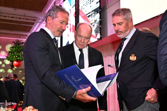 Paul Cayard et le prince Albert II de Monaco durant la cérémonie d'intronisation des nouveaux membres du Yacht Club de Monaco ainsi que la remise des YCM Awards-Trophée Credit Suisse 2025, présidé par le prince Albert II de Monaco, le 16 décembre 2025, au Yacht Club de Monaco. Le titre de "régatier du Y.C.M. de l'année 2025" a été remporté par Pierre Casiraghi. Ce sont les membres du Club qui ont voté et choisi entre plusieurs régatiers. © Bruno Bebert / Bestimage