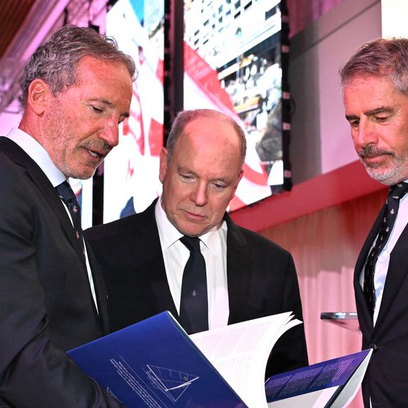 Paul Cayard et le prince Albert II de Monaco durant la cérémonie d'intronisation des nouveaux membres du Yacht Club de Monaco ainsi que la remise des YCM Awards-Trophée Credit Suisse 2025, présidé par le prince Albert II de Monaco, le 16 décembre 2025, au Yacht Club de Monaco. Le titre de "régatier du Y.C.M. de l'année 2025" a été remporté par Pierre Casiraghi. Ce sont les membres du Club qui ont voté et choisi entre plusieurs régatiers. © Bruno Bebert / Bestimage