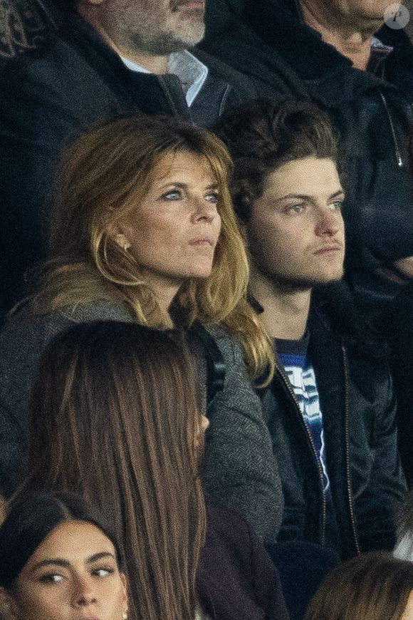 Gwendoline Hamon et son fils Gabriel Diefenthal dans les tribunes lors du match de Ligue 1 McDonald's "PSG - Auxerre (2-0)" au Parc des Princes, le 27 septembre 2025.
© Cyril Moreau/Bestimage
