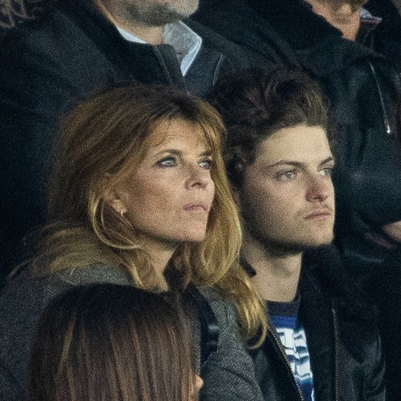 Gwendoline Hamon et son fils Gabriel Diefenthal dans les tribunes lors du match de Ligue 1 McDonald's "PSG - Auxerre (2-0)" au Parc des Princes, le 27 septembre 2025.
© Cyril Moreau/Bestimage
